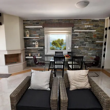 Beachfront Luxury Apartment *
